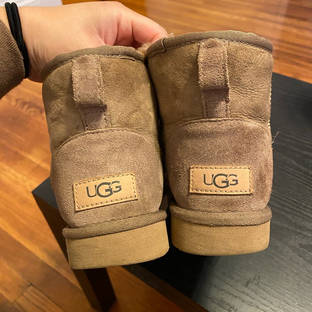 Women’s UGG mini boot sz 6